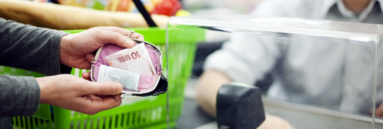 Eine Frau zieht einen Zehn Euro-Schein aus dem Portemonnaie © iStockphoto.copm/gpointstudio