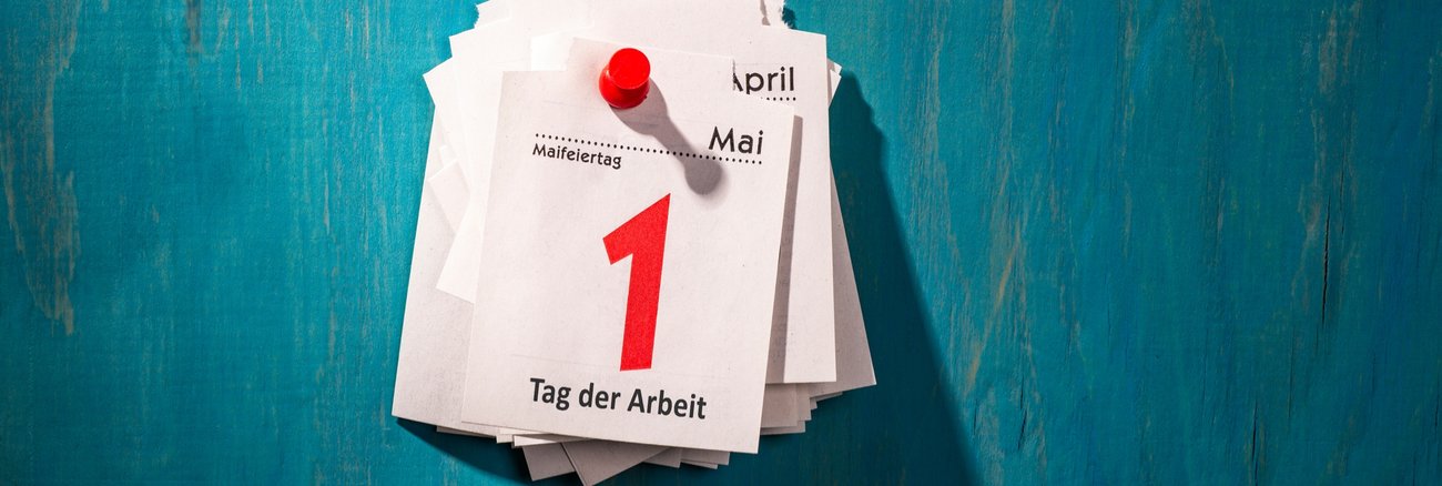 Blatt eines Abrisskalenders mit der Aufschrift: 1. Mai Tag der Arbeit Maifeiertag © iStock/opixa
