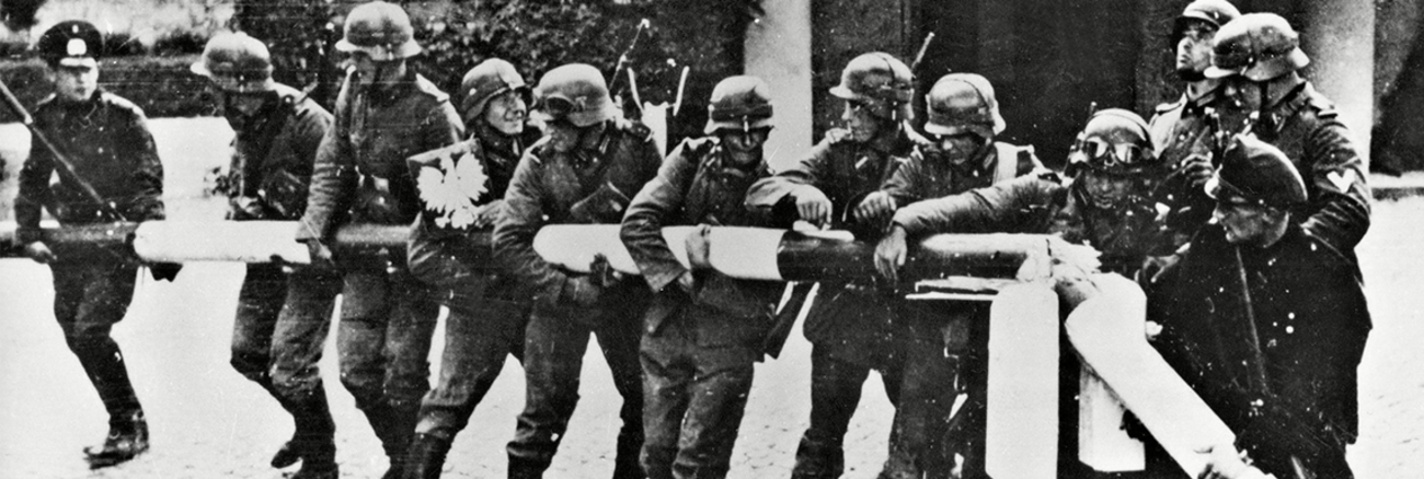 Soldaten der deutschen Wehrmacht reißen am 1. September 1939 den Schlagbaum der polnischen Grenze am Zollhaus der Straße Zoppot-Gdingen ein © picture alliance/ullstein bild