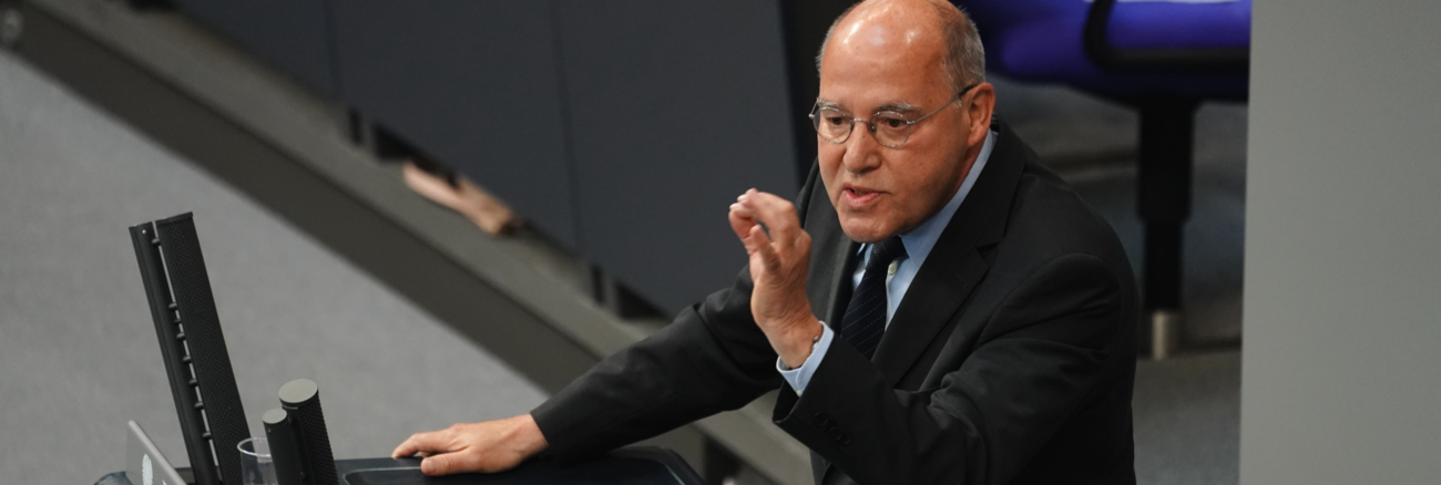 Gregor Gysi am Rednerpult des Bundestages