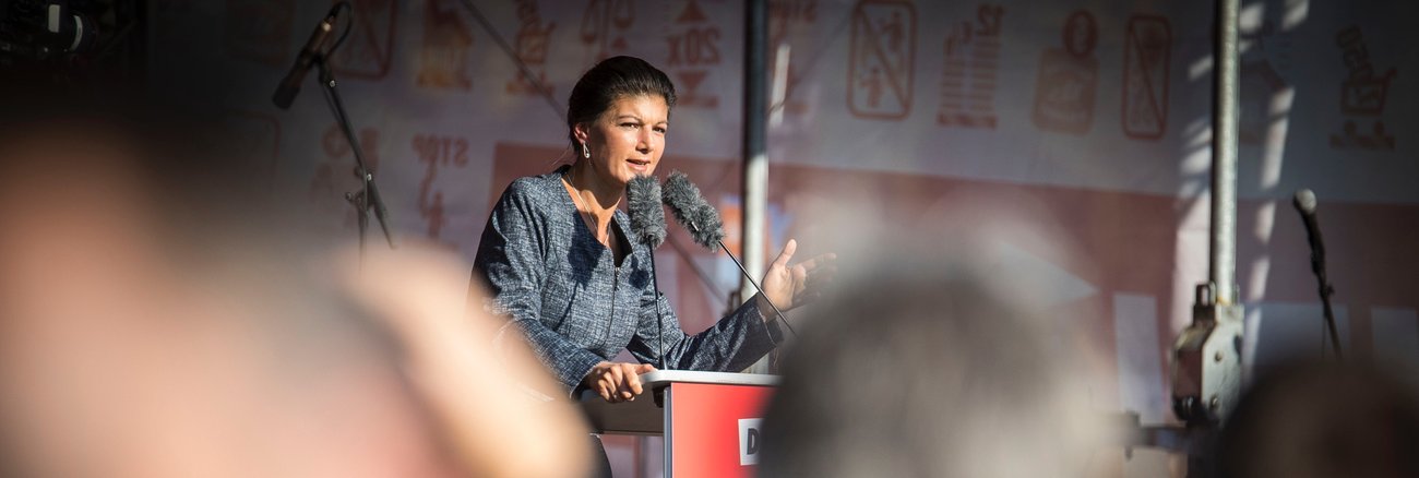 Sahra Wagenknecht spricht auf einer Kundgebung © Martin Heinlein