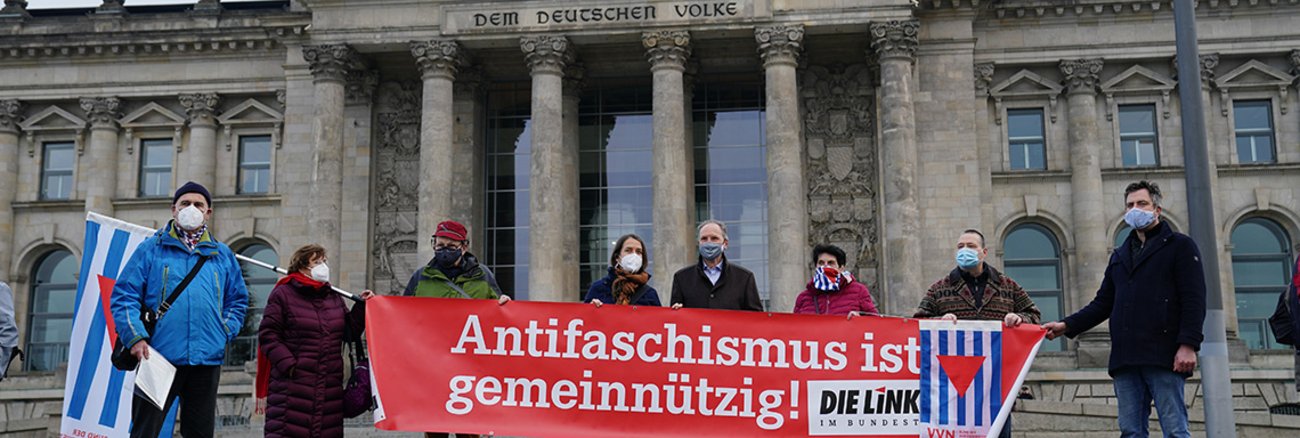 Protest vor dem Reichstagsgebäude: Antifaschismus ist gemeinnützig