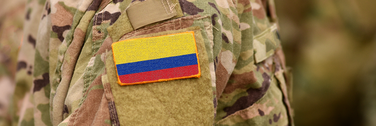 Soldat mit Kolumbien Flagge ©iStock/Bumblee_Dee