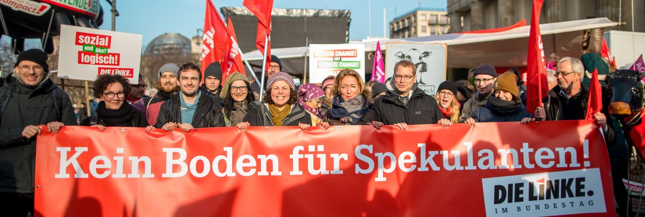 Mitglieder der Linksfraktion halten bei der Demo »Wir haben es satt« am 19. Januar 2019 ein Transparent mit der Aufschrift »Kein Boden für Spekulanten!««
