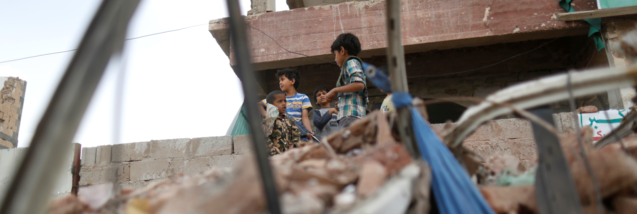 Kinder spielen in den Ruinen eines durch einen Luftangriff zerstörten Wohnhauses in der jemenitischen Hauptstadt Sanaa © REUTERS/Khaled Abdullah