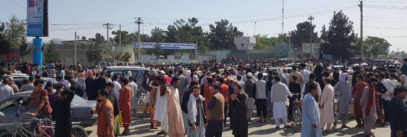 Menschen fliehen vor den Taliban, Menschenmenge vor dem Flughafen in Kabul, Afghanistan