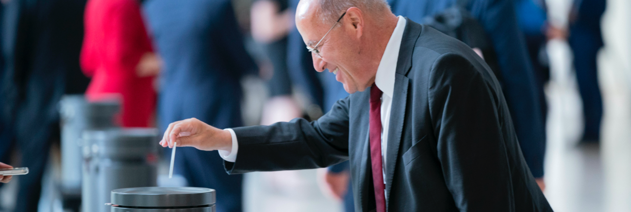 Gregor Gysi steckt bei einer Namentlichen Abstimmung im Bundestag seine Stimmkarte in eine Wahlurne © picture alliance/Flashpic/Jens Krick