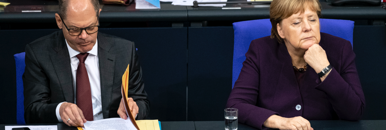 Olaf Scholz und Angela Merkel auf der Regierungsbank im Plenarsaal des Bundestages © picture alliance/dpa/Fabian Sommer Olaf Scholz und Angela Merkel auf der Regierungsbank im Plenarsaal des Bundestages © picture alliance/dpa/Fabian Sommer