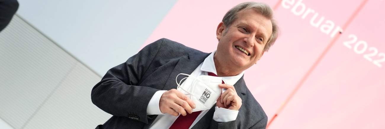 Gerhard Trabert am Tag der Bundesversammlung mit einer Krawatte und einer FFP2-Maske mit der Aufschrift: Leave noone behind Gerhard Trabert am Tag der Bundesversammlung mit einer Krawatte und einer FFP2-Maske mit der Aufschrift: Leave noone behind