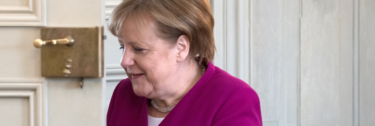 Bundeskanzlerin Merkel öffnet eine Tür © dpa/Ralf Hirschberger