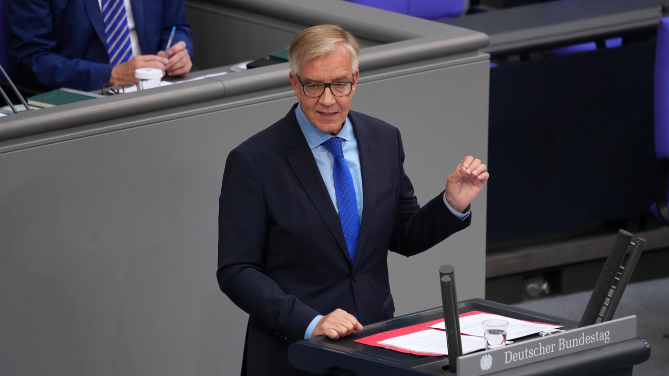 Dietmar Bartsch am Rednerpult des Bundestages