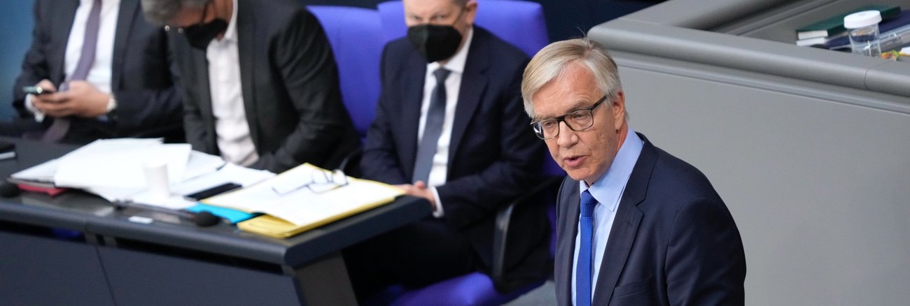 Dietmar Bartsch am Rednerpult des Bundestag, dahinter Olar Scholz, Robert Habeck und Christian Lindner auf der Regierungsbank © picture alliance/Flashpic|Jens Krick