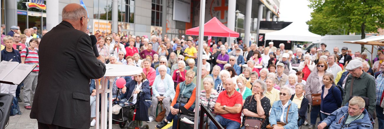 Gregor Gysi spricht auf dem Friendensfest der LINKEN