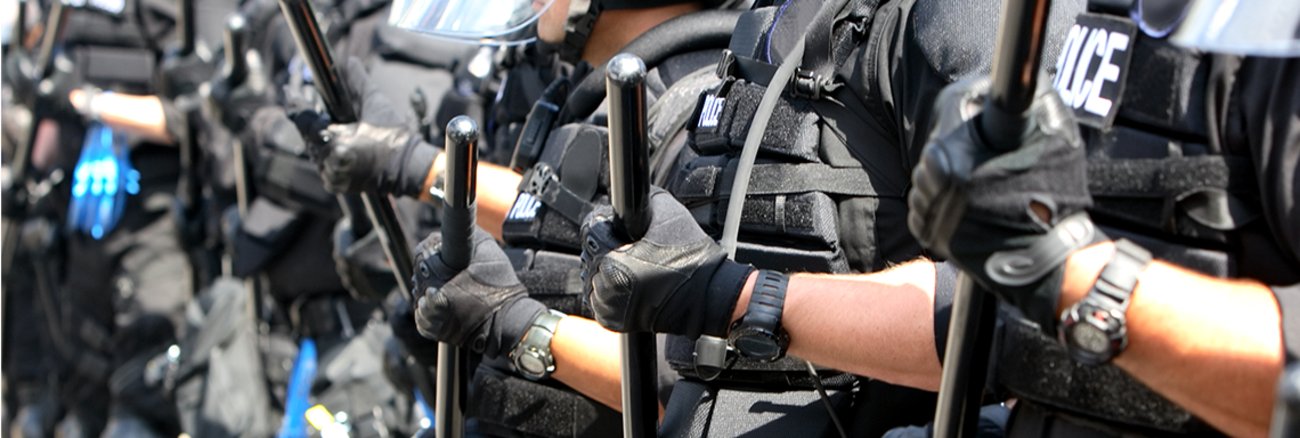 US-Polizisten mit Schlagstöcken stehen in einer Reihe