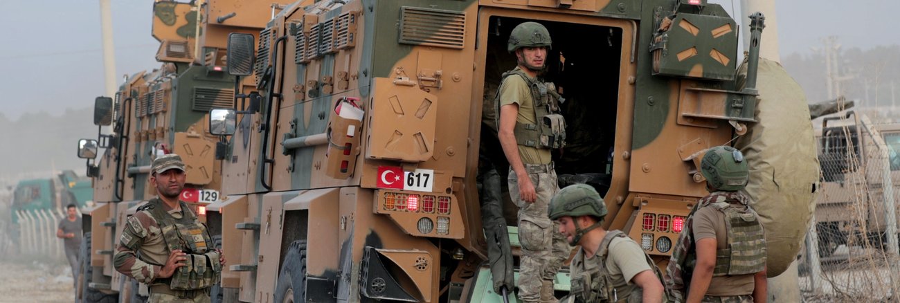 Türkische Soldaten entladen am 11. Oktober 2019 in der Grenzstadt Akcakale einen Lkw der türkischen Armee @ REUTERS/Khalil Ashawi