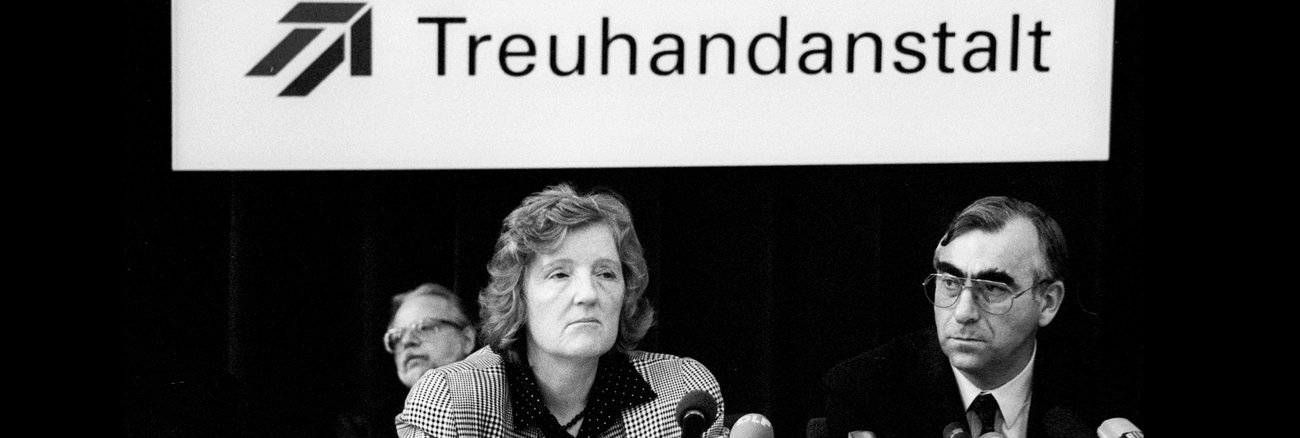 Treuhand-Chefin Birgit Breuel (CDU) und Bundesfinanzminister Theo Waigel (CSU) bei einer Pressekonferenz 1992 © dpa/Paul Glaser
