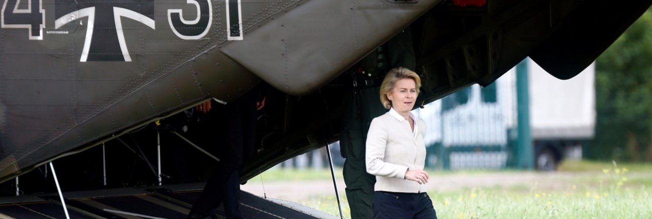 Verteidigungsministerin Ursula von der Leyen steigt verlässt einen Hubschrauber der Bundeswehr © REUTERS/Ralph Orlowski