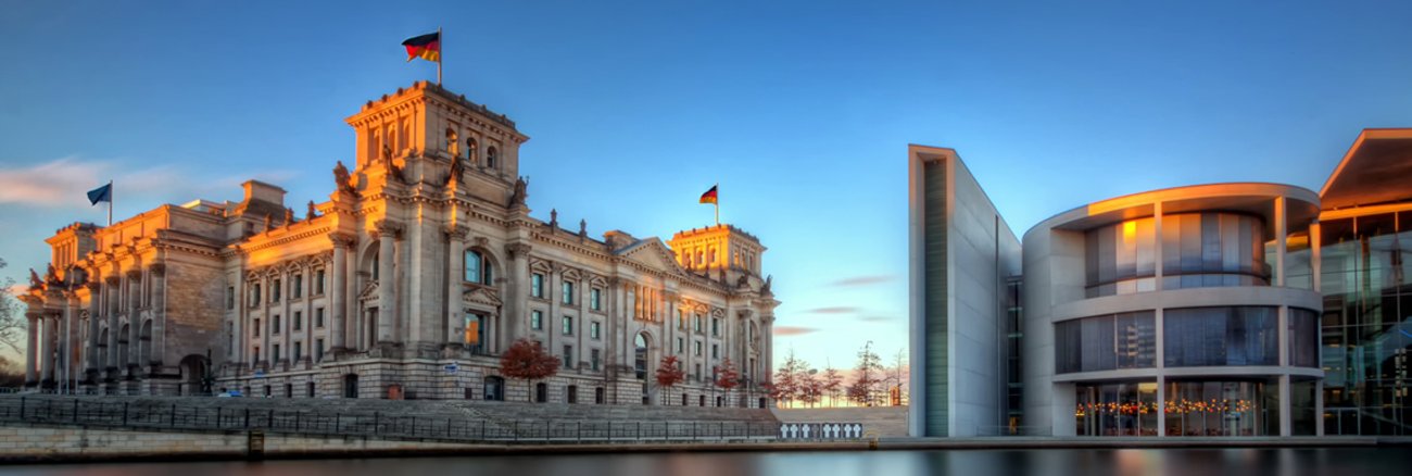 Plenargebäude des Bundestages und Paul-Löbe-Haus bei Sonnenaufgang und blauem Himmel © Nico Trinkhaus/sumfinity.com