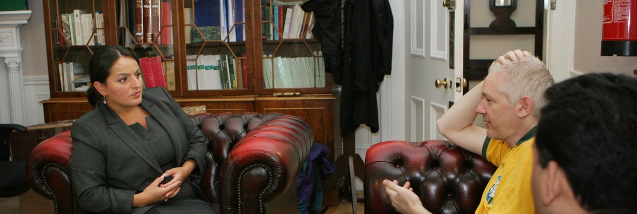 Sevim Dagdelen trifft Julian Assange im September 2012 in der Botschaft Ecuadors in London