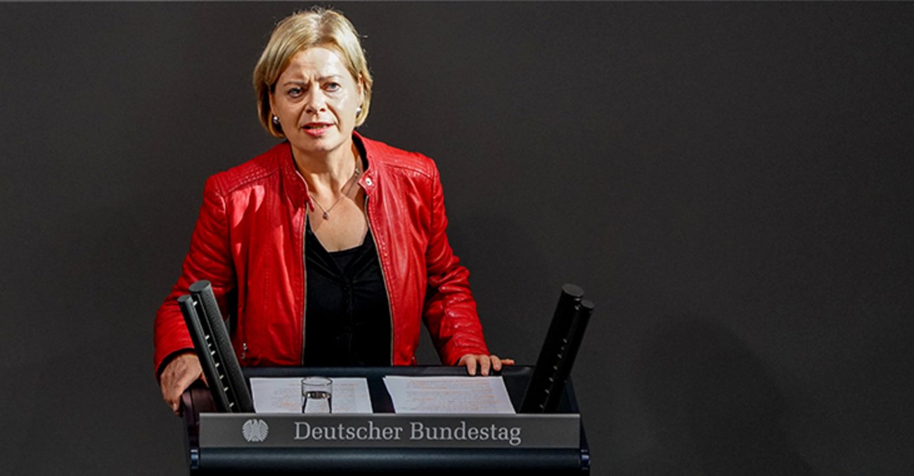 Gesine Lötzsch am Redepult des Bundestags