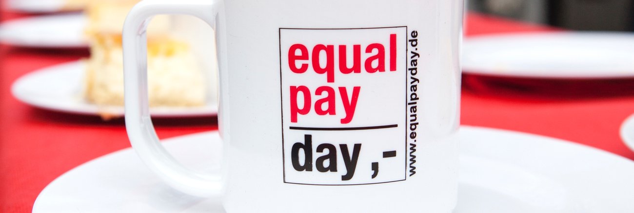 Eine weiße Tasse mit der Aufschrift Qual Pay Day © iStock/ollo