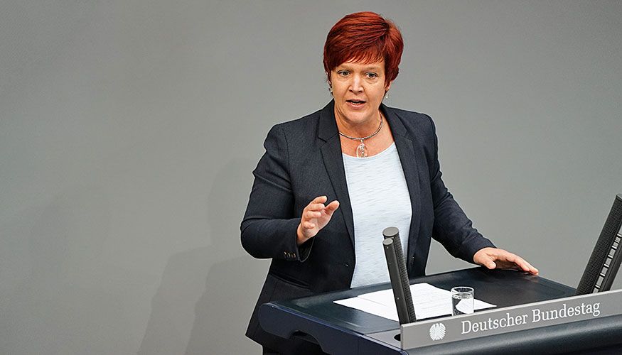 Susanne Ferschl am Redepult des Bundestags Susanne Ferschl am Redepult des Bundestags