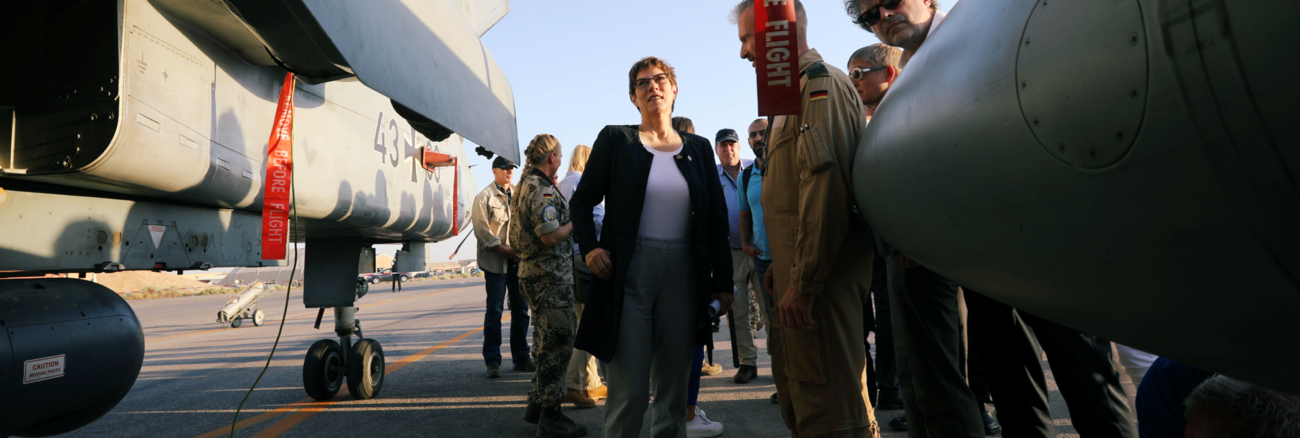 Bundesverteidigungsministerin Annegret Kramp-Karrenbauer vor einem Kampfjet der Bundeswehr © REUTERS/Muhammad Hamed