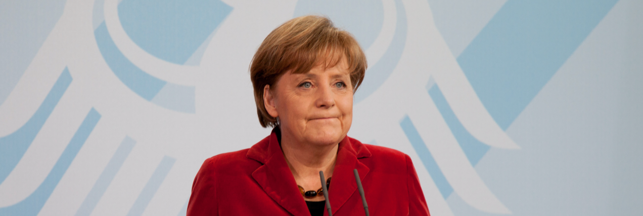 Bundeskanzlerin Angela Merkel bei einer Pressekonferenz vor dem Bundesadler © picture alliance/dpa/Herbert Knosowski