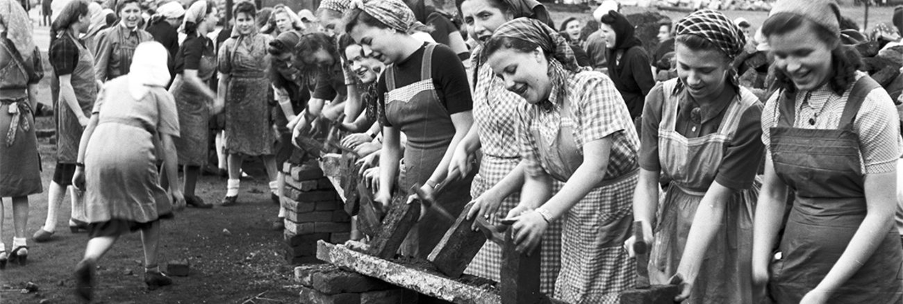 Trümmerfrauen beim Klopfen von Ziegeln bei Enttrümmerungsarbeiten in Dresden. Aufnahmedatum unbekannt (1945-1955). Foto: Deutsche Fotothek / Richard Peter 