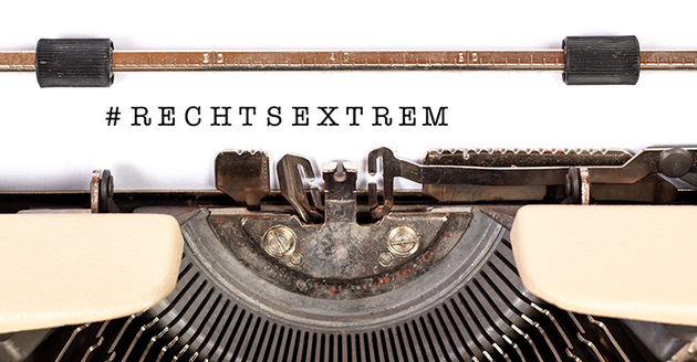 Auf einem Blatt, das in einer Schreibmaschine eingespannt ist, steht: #RECHTSEXTREM | Foto: Flickr.com/Trending Topics 2019 (CC BY 2.0)