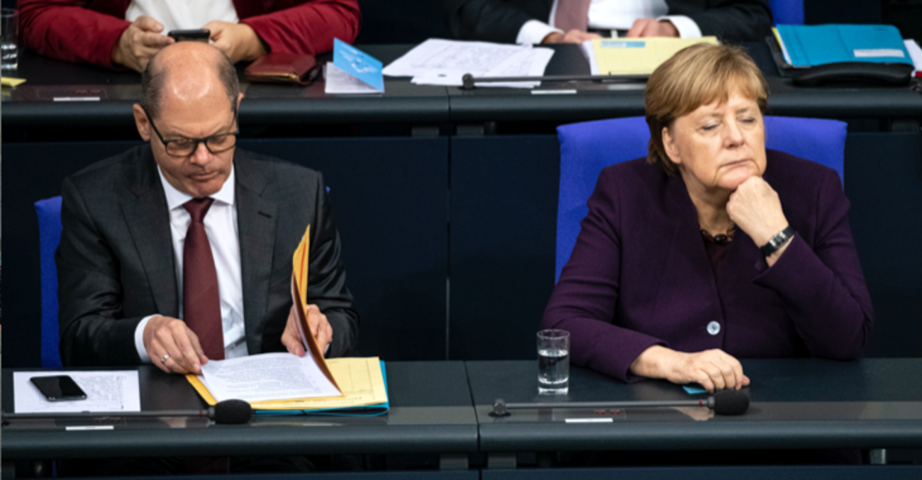 Olaf Scholz und Angela Merkel auf der Regierungsbank im Plenarsaal des Bundestages © picture alliance/dpa/Fabian Sommer