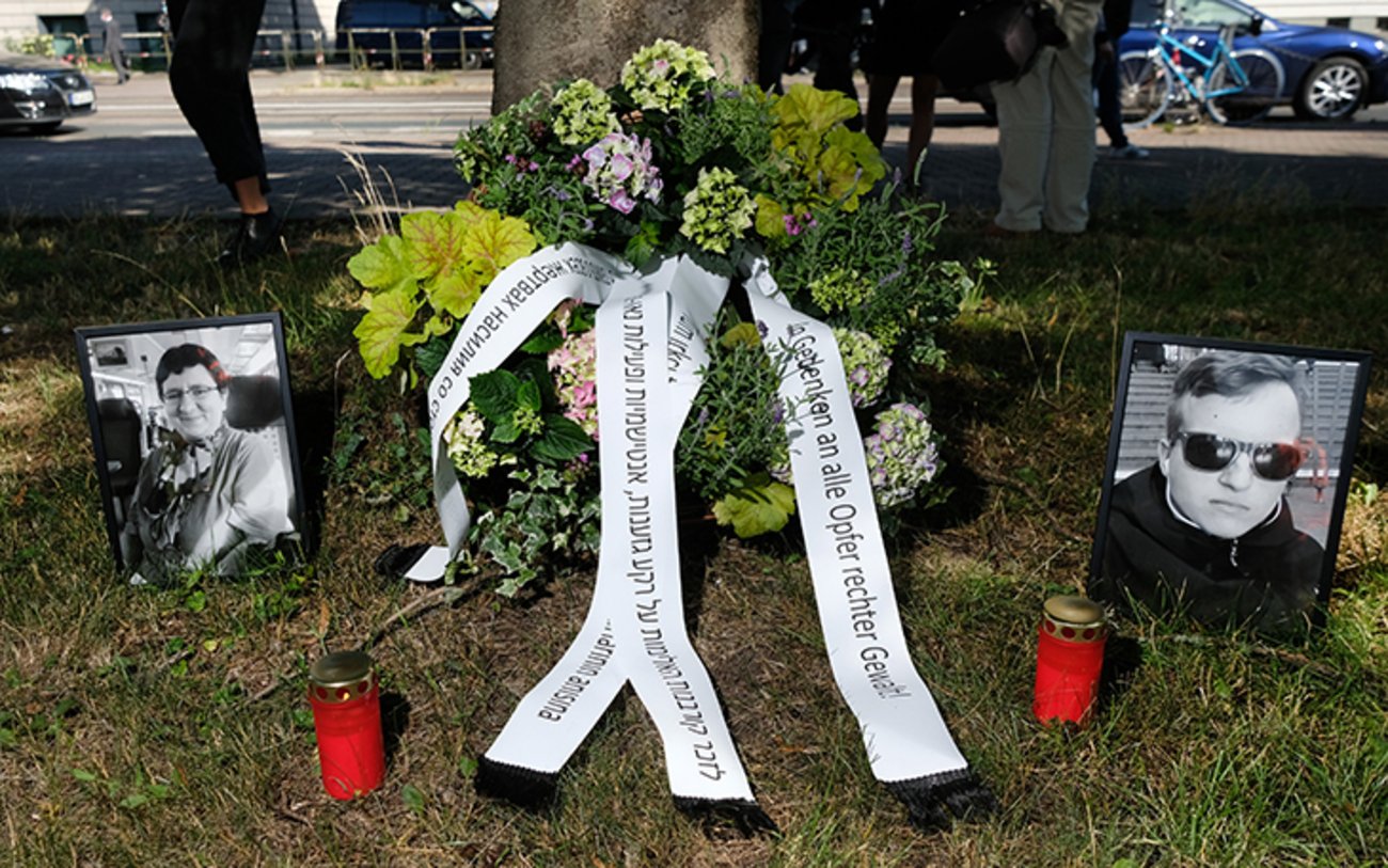 Kerzen, ein Trauerkranz sowie Bilder von den Todesopfern des Terroranschlages von Halle stehen auf einer Grünfläche vor dem Landgericht Magdeburg. | Foto: © picture alliance/dpa/dpa-Zentralbild