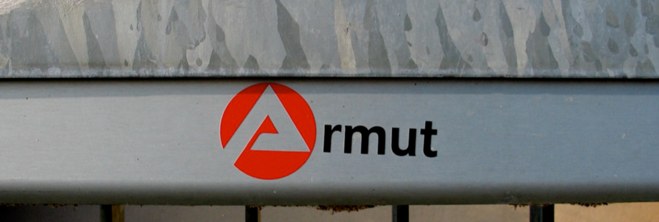 Mit dem Buchstaben A aus dem Arbeitsagentur-Symbol ist das Wort Armut zusammengesetzt © flickr.com/leralle