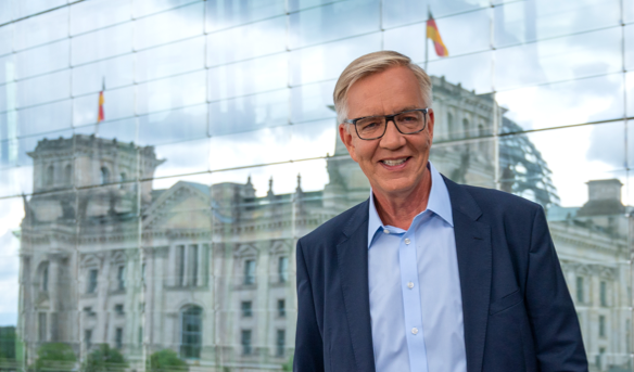 Dietmar Bartsch vor einer Glaswand, in der sich der Reichstag spiegelt © picture alliance/dpa | Christophe Gateau Dietmar Bartsch vor einer Glaswand, in der sich der Reichstag spiegelt © picture alliance/dpa | Christophe Gateau