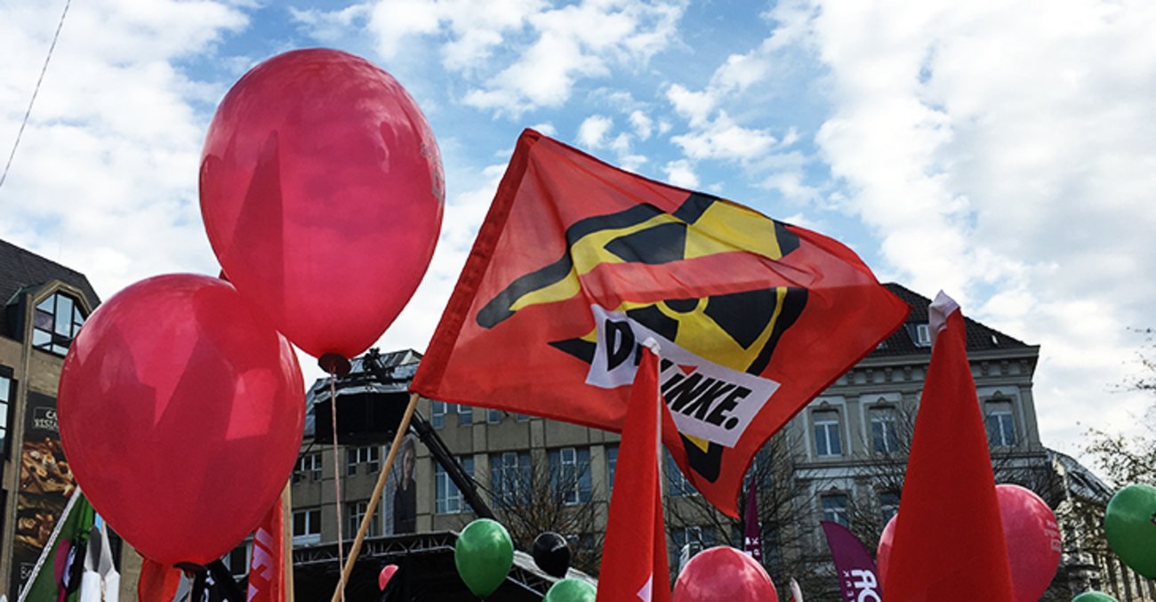 Rote Luftballons und LINKE-Fahne gegen Atomkraft auf Demonstration in Bonn zum Weltklimagipfel in Bonn am 4. November 2017