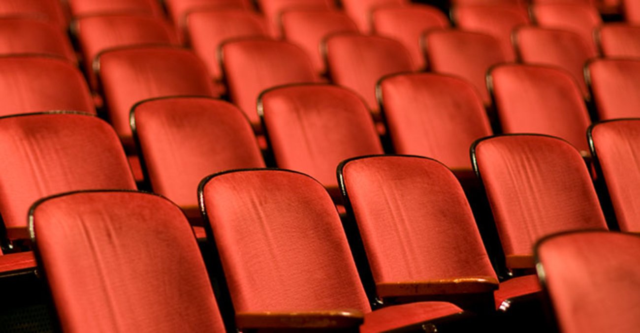 Leere Sitze eines Theaters