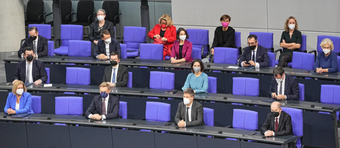 Der neu gewählte Bundeskanzler Olaf Scholz und sein Kabinett auf der Regierungsbank im Plenarsaal des Bundestages © picture alliance/dpa|Michael Kappeler