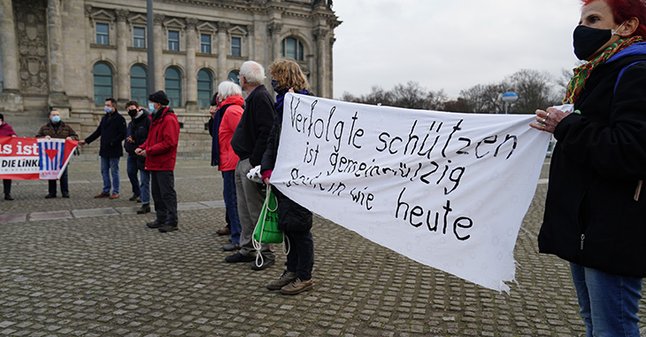 Protest vor dem Reichstagsgebäude: Antifaschismus ist gemeinnützig