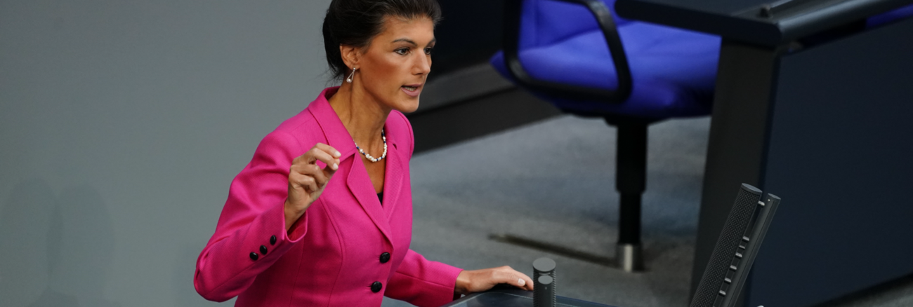 Sahra Wagenknecht am Rednerpult des Bundestages
