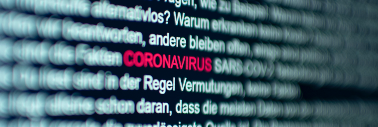 Das Wort Coronavirus in einem Text auf einem Computerbildschirm ist rot hervorgehoben © iStock/pxel66