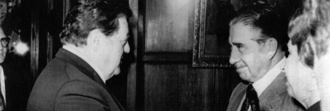 CSU-Chef Franz Josef Strauss (l) am 18.11.1977 beim chilenischen Präsidenten, General Augusto Pinochet (r), in dessen Sommerresidenz in Vina del Mar © picture alliance