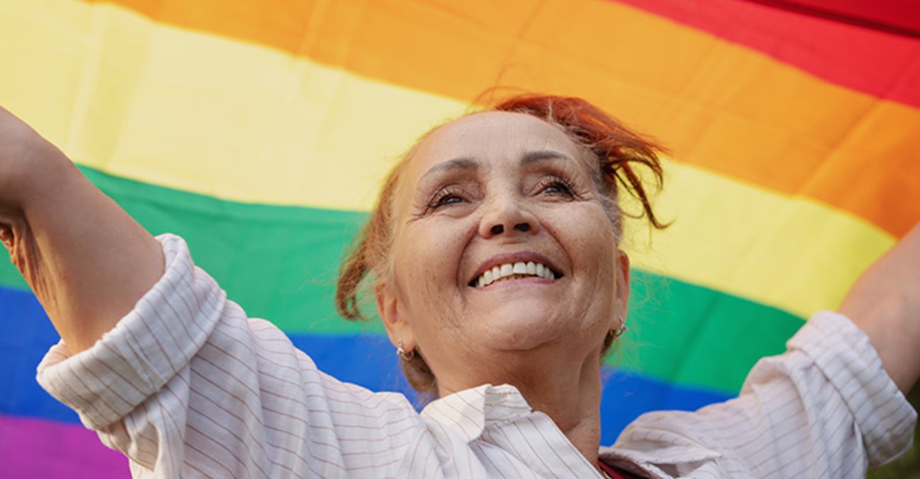 Frau mit Regenbogenflagge