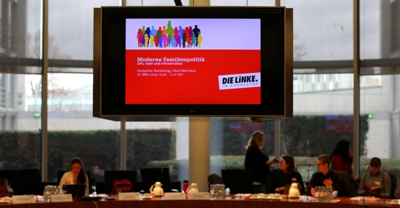 Ein Monitor mit der Aufschrift »Moderne Familienpolitik« hängt bei der Familienkonferenz der Linksfraktion am 18. März 2019 in Berlin von der Decke. Foto: Malte Daniljuk