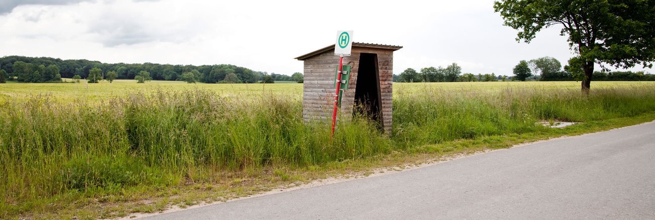 Bushaltestelle an einer Landstraße © iStockphoto.com/lowkick