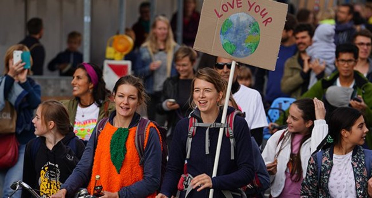 Frauen von Jung bis Alt demonstrieren für das Klima 