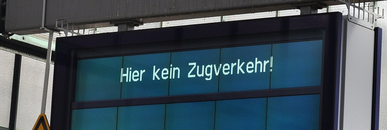 Bahnhofsanzeige mit der Aufschrift: Hier kein Zugverkehr! © iStock/coco194