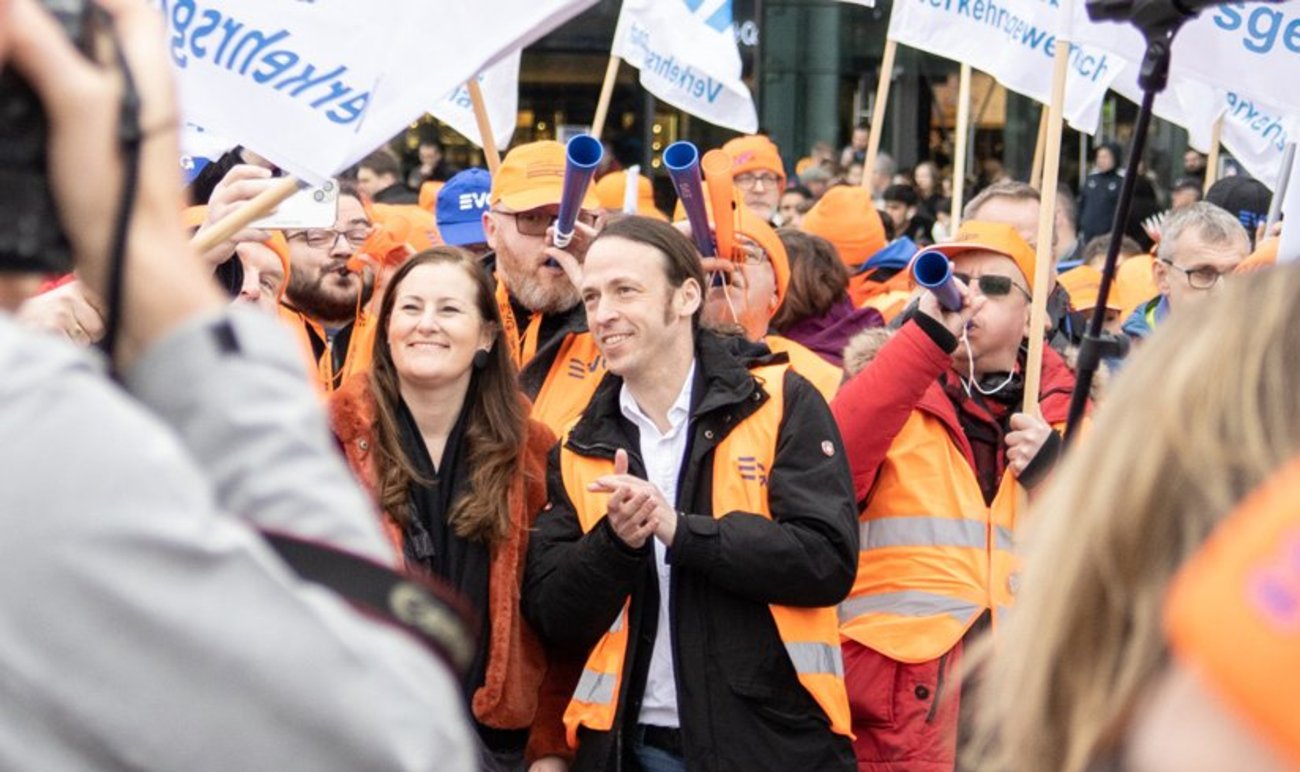 Janine Wissler und Pascal Meiser bei einem EVG-Streik