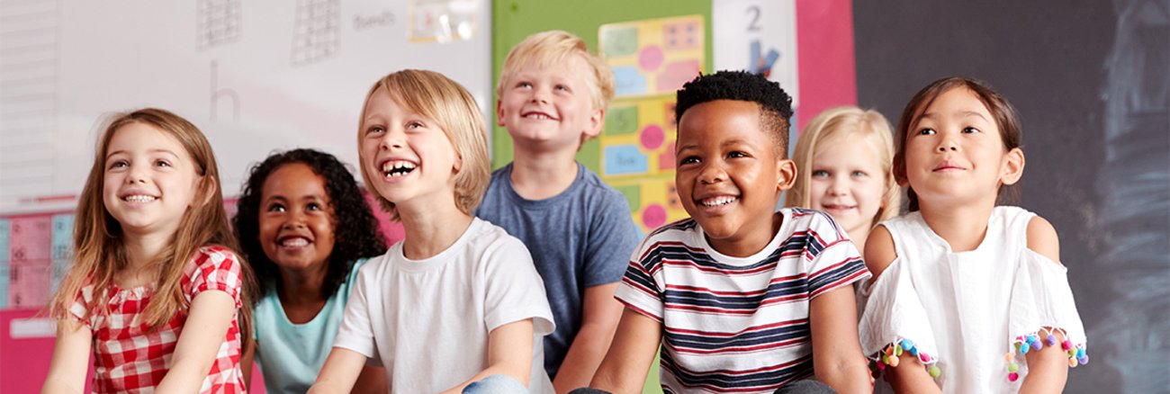 Lachende Kinder in einer Grundschule