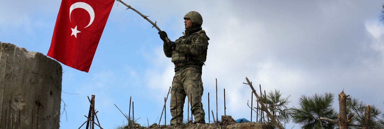 Ein türkischer Soldat schwenkt am 28. Januar 2018 auf dem Berg Barsaya, nordöstlich vom syrischen Afrin die türkische Fahne © REUTERS/Khalil Ashawi