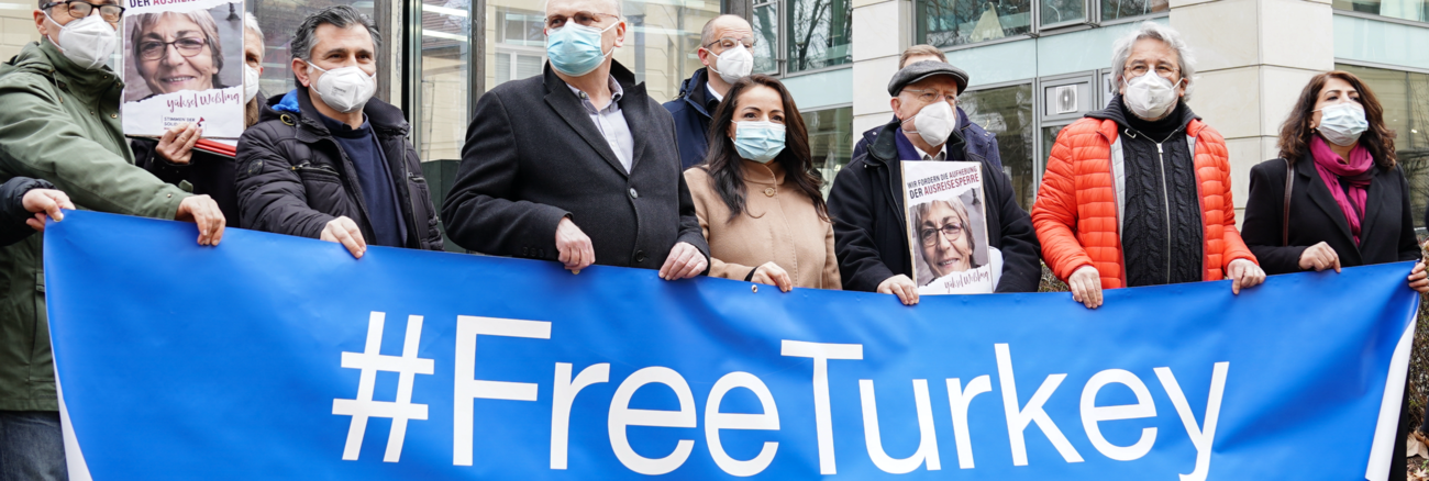Sevim Dagdelen, Can Dündar und andere halten bei einer Soli-Aktion des Kulturforums Türkei Deutschland ein Transparent mit der Aufschrift #FreeTurkey
